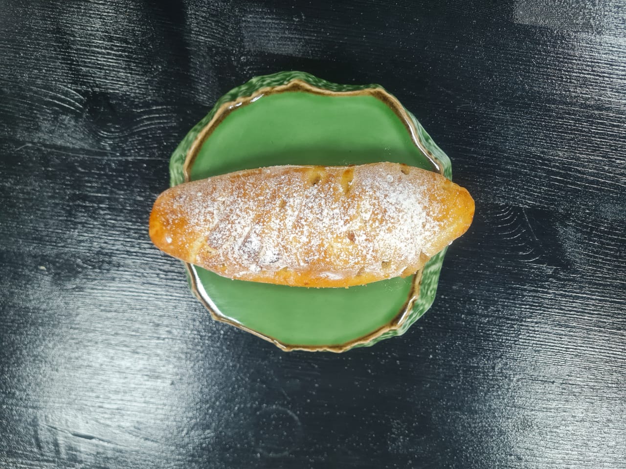 Пирожок с яблоком и корицей